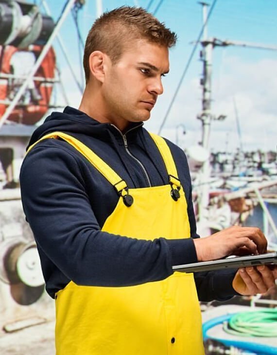 Smart Movers UAE coordinator managing a job